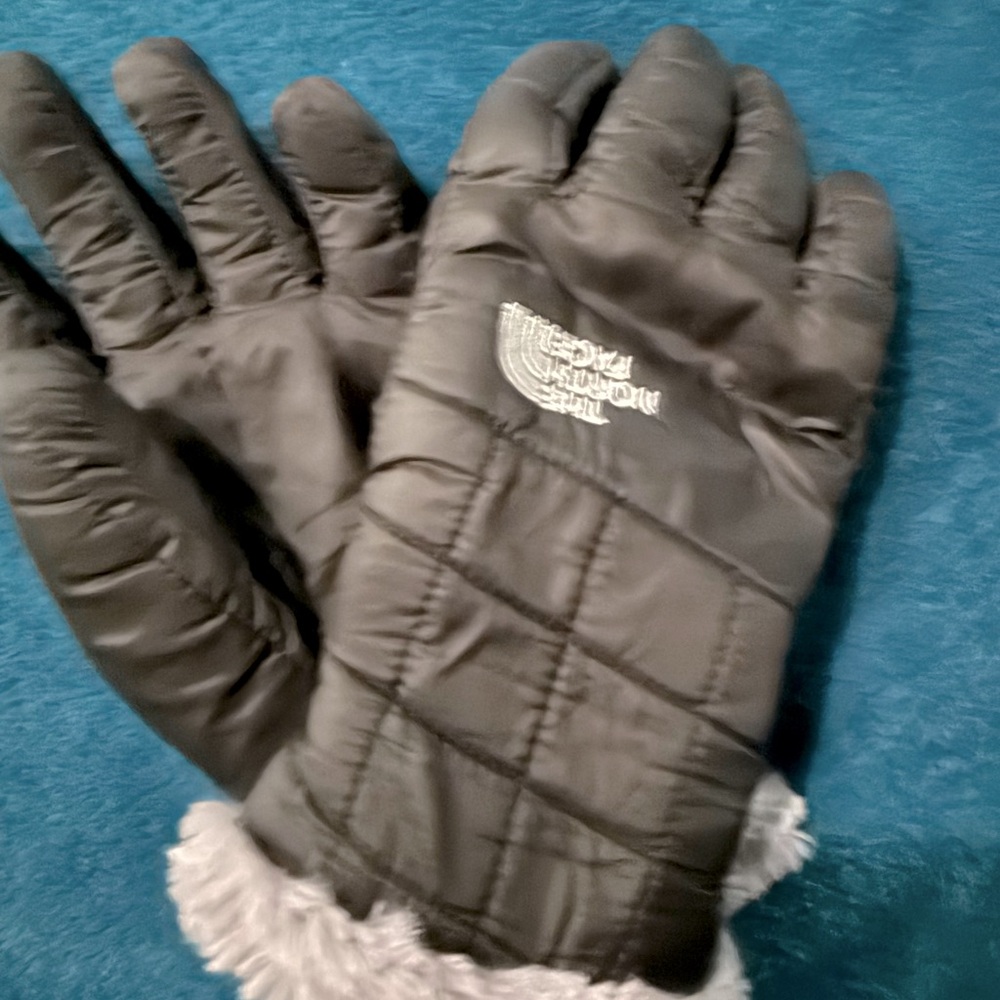 Size small North Face Gloves fit us for young girl or small women’s hand.